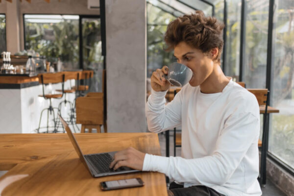 junge am laptop junge am laptop