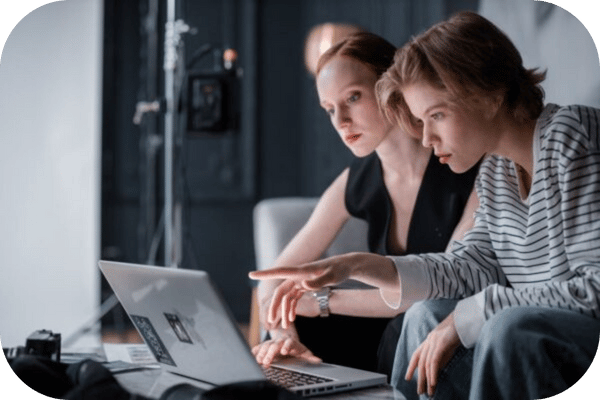 frau und mann vor laptop frau und mann vor laptop