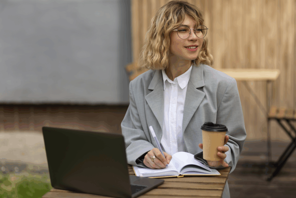 junge frau macht vor laptop notizen junge frau macht vor laptop notizen